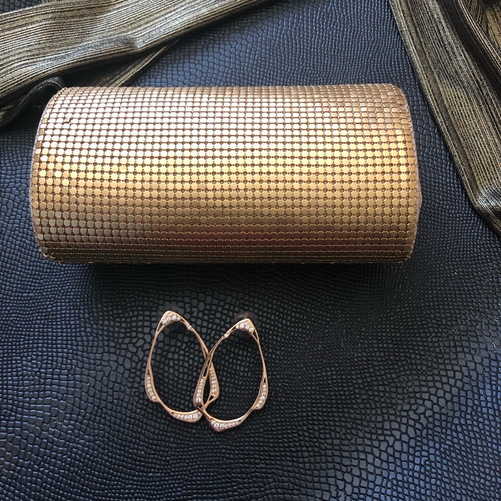 Gold-effect glittery clutch